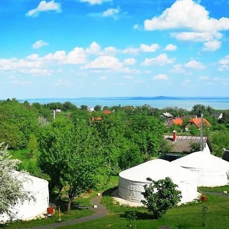 Jurta Hotel Balatongyoeroek Exteriér fotografie