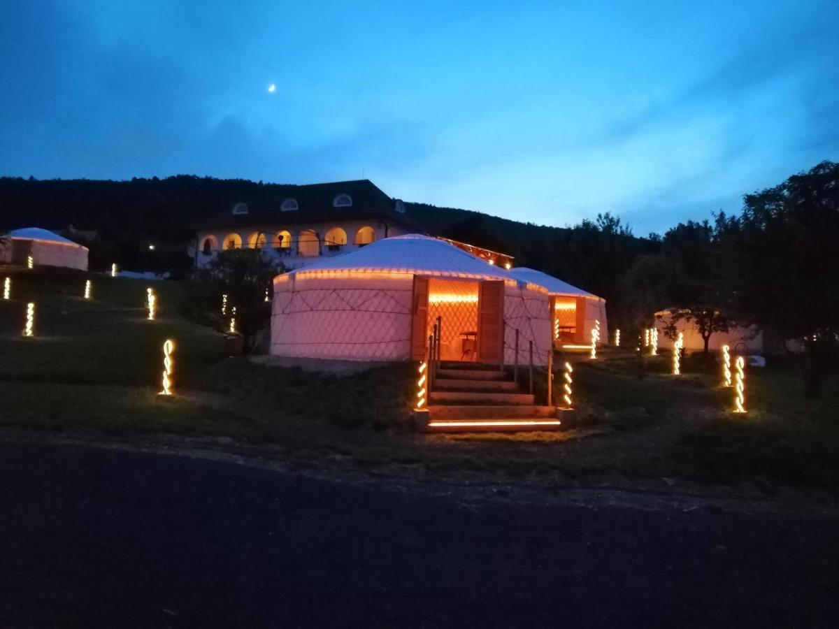 Jurta Hotel Balatongyoeroek Exteriér fotografie
