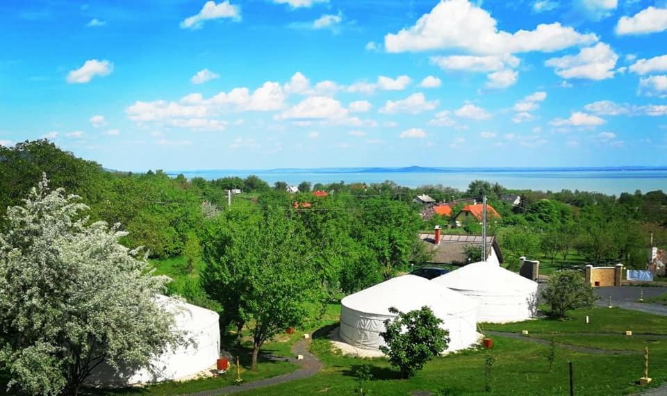 Jurta Hotel Balatongyoeroek Exteriér fotografie