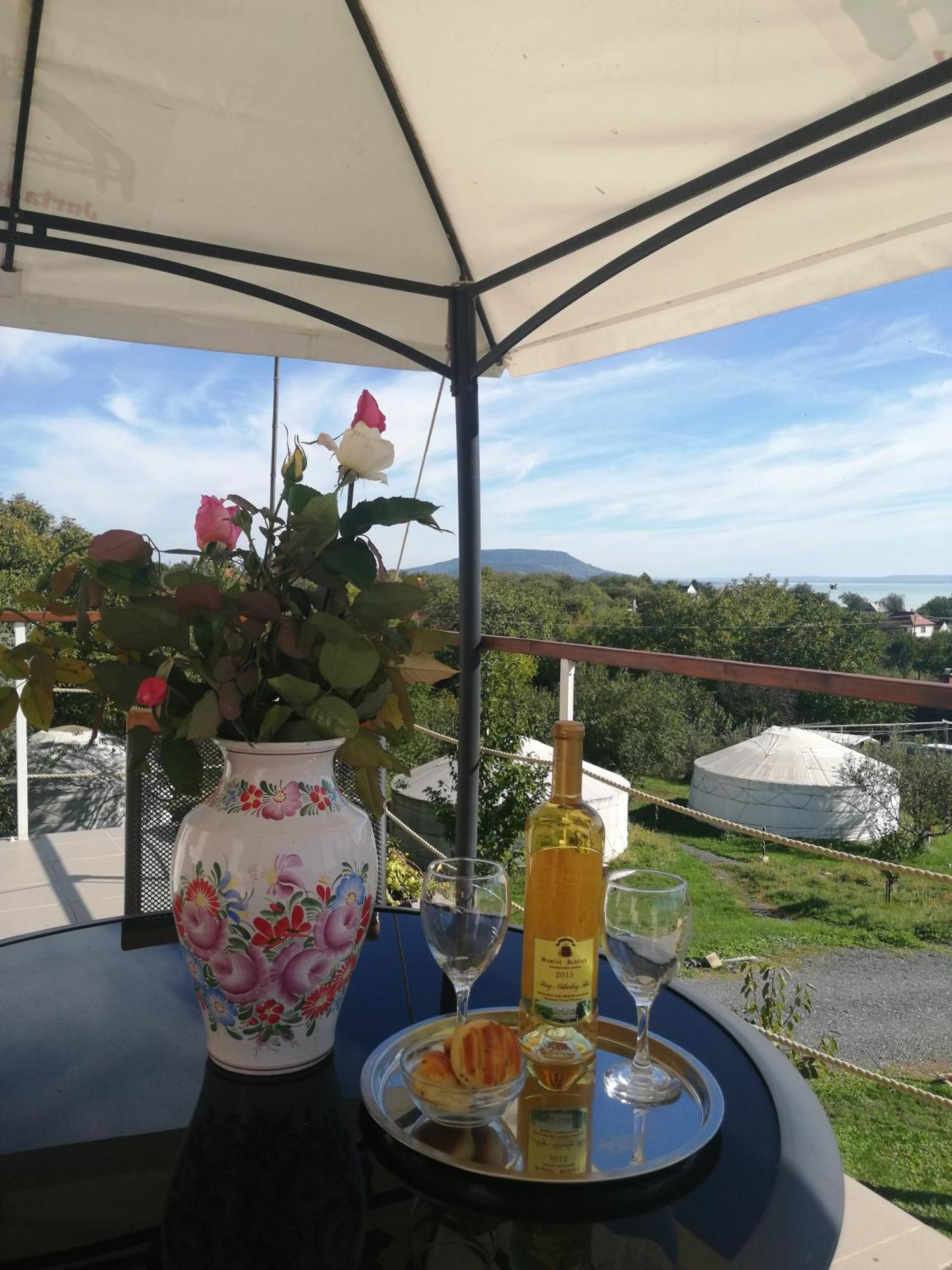 Jurta Hotel Balatongyoeroek Exteriér fotografie