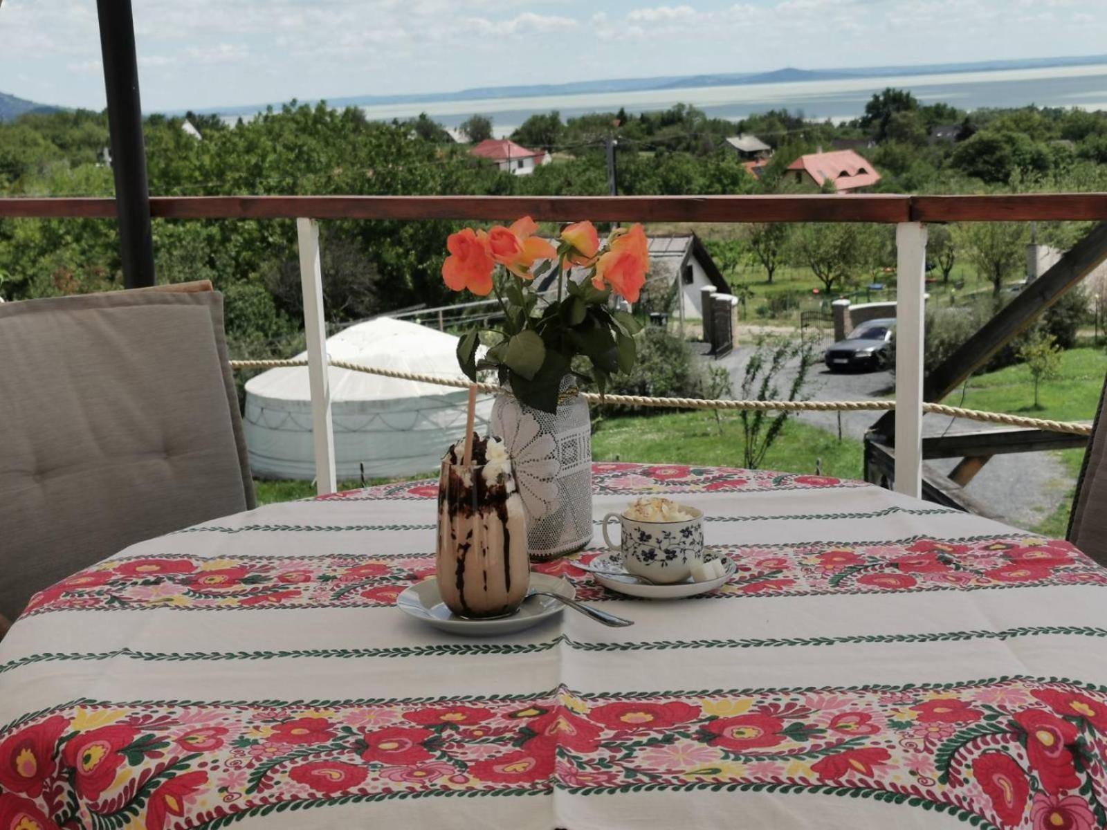 Jurta Hotel Balatongyoeroek Exteriér fotografie