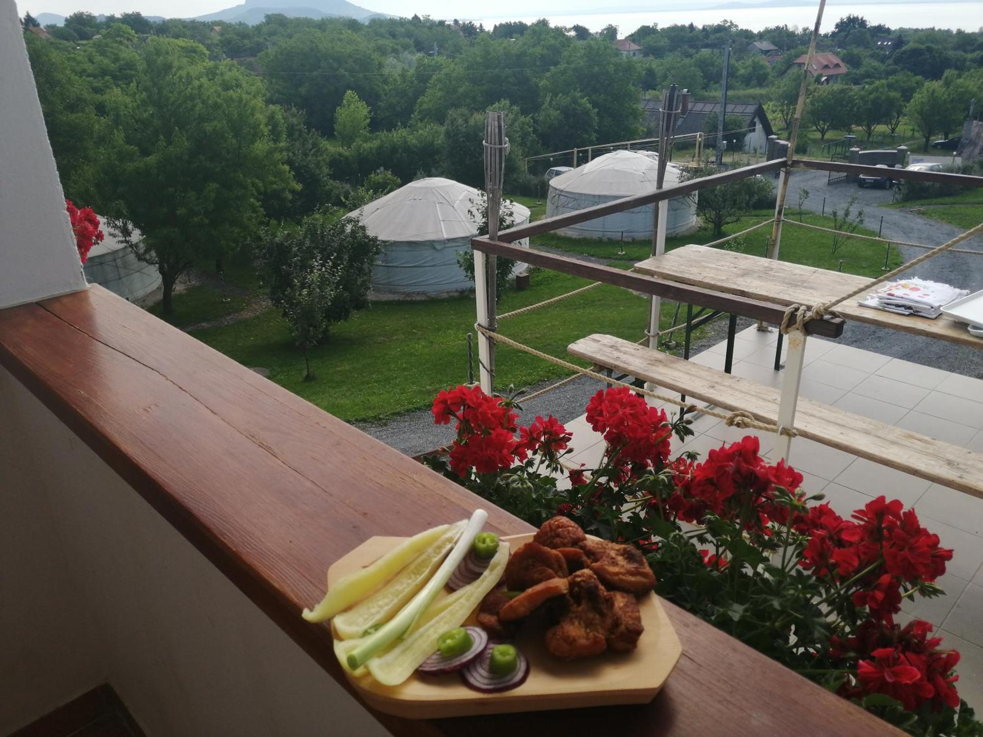 Jurta Hotel Balatongyoeroek Exteriér fotografie