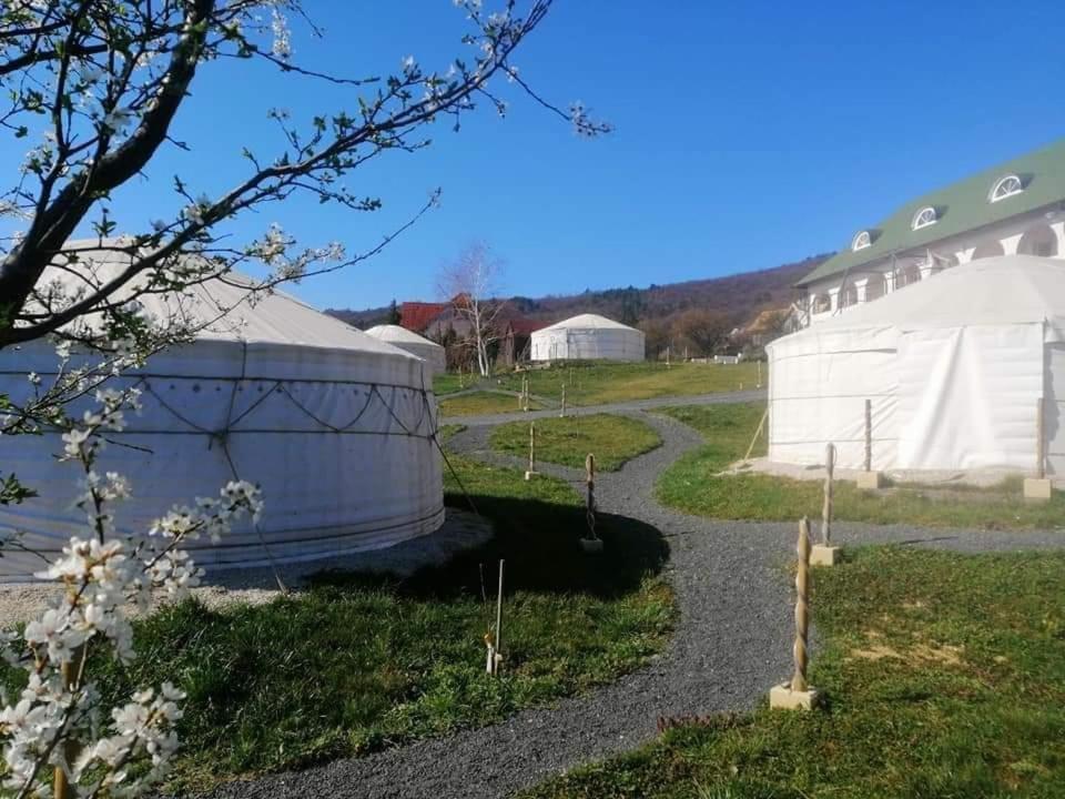 Jurta Hotel Balatongyoeroek Exteriér fotografie