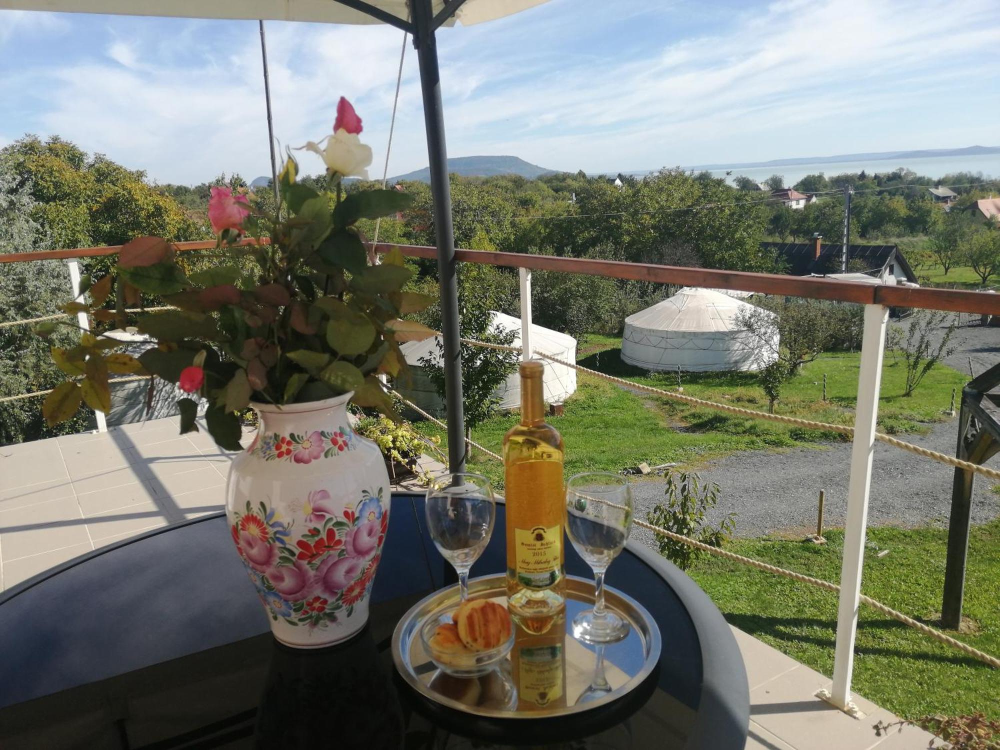 Jurta Hotel Balatongyoeroek Exteriér fotografie
