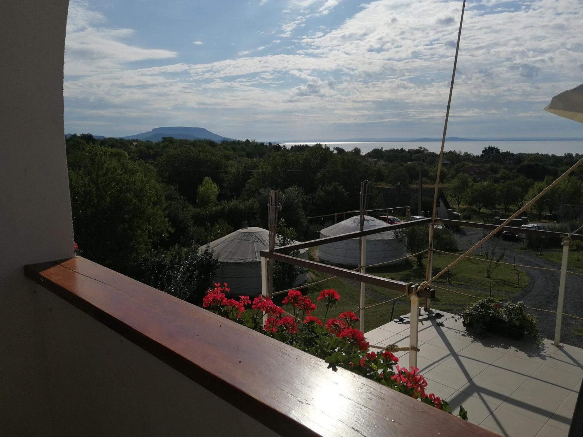 Jurta Hotel Balatongyoeroek Exteriér fotografie