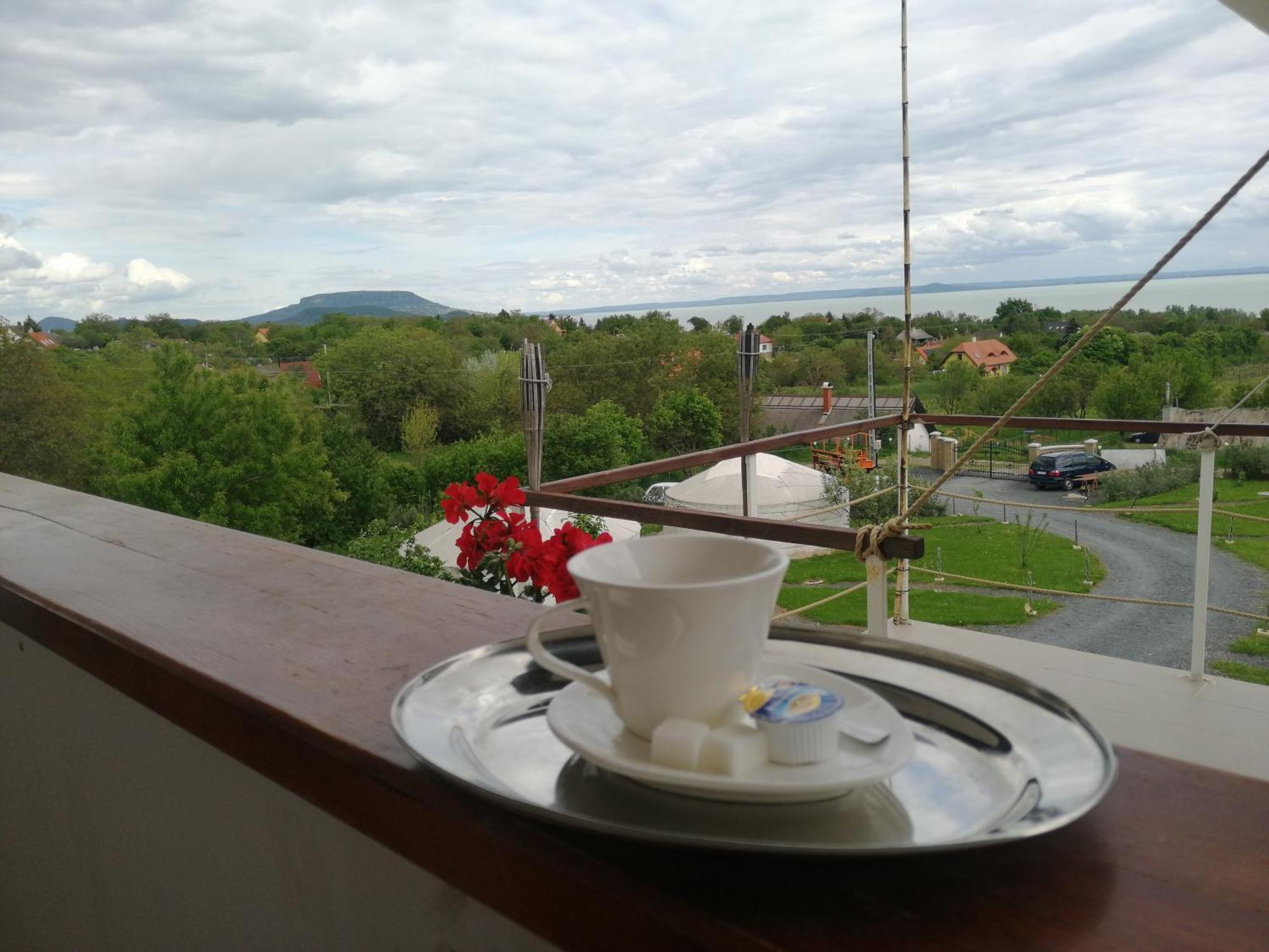Jurta Hotel Balatongyoeroek Exteriér fotografie