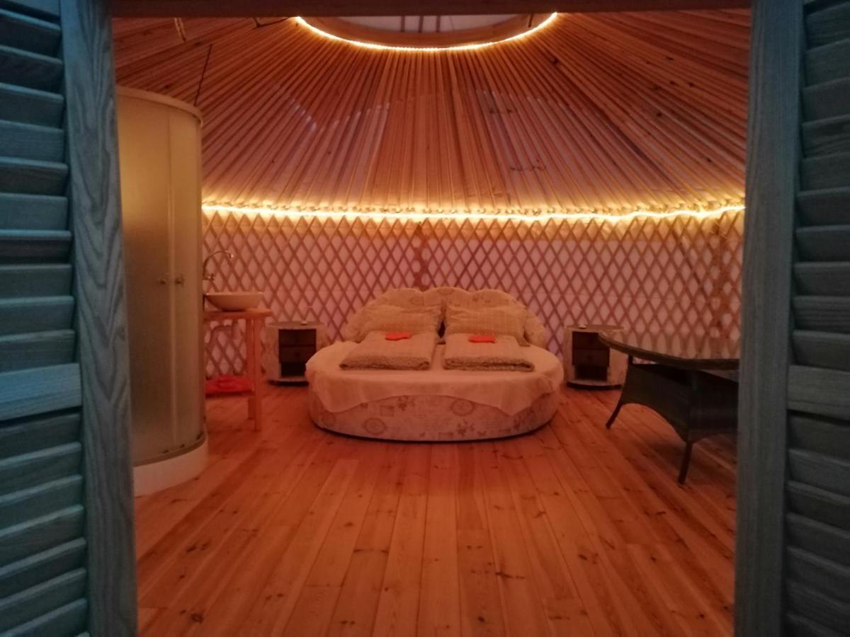 Jurta Hotel Balatongyoeroek Exteriér fotografie