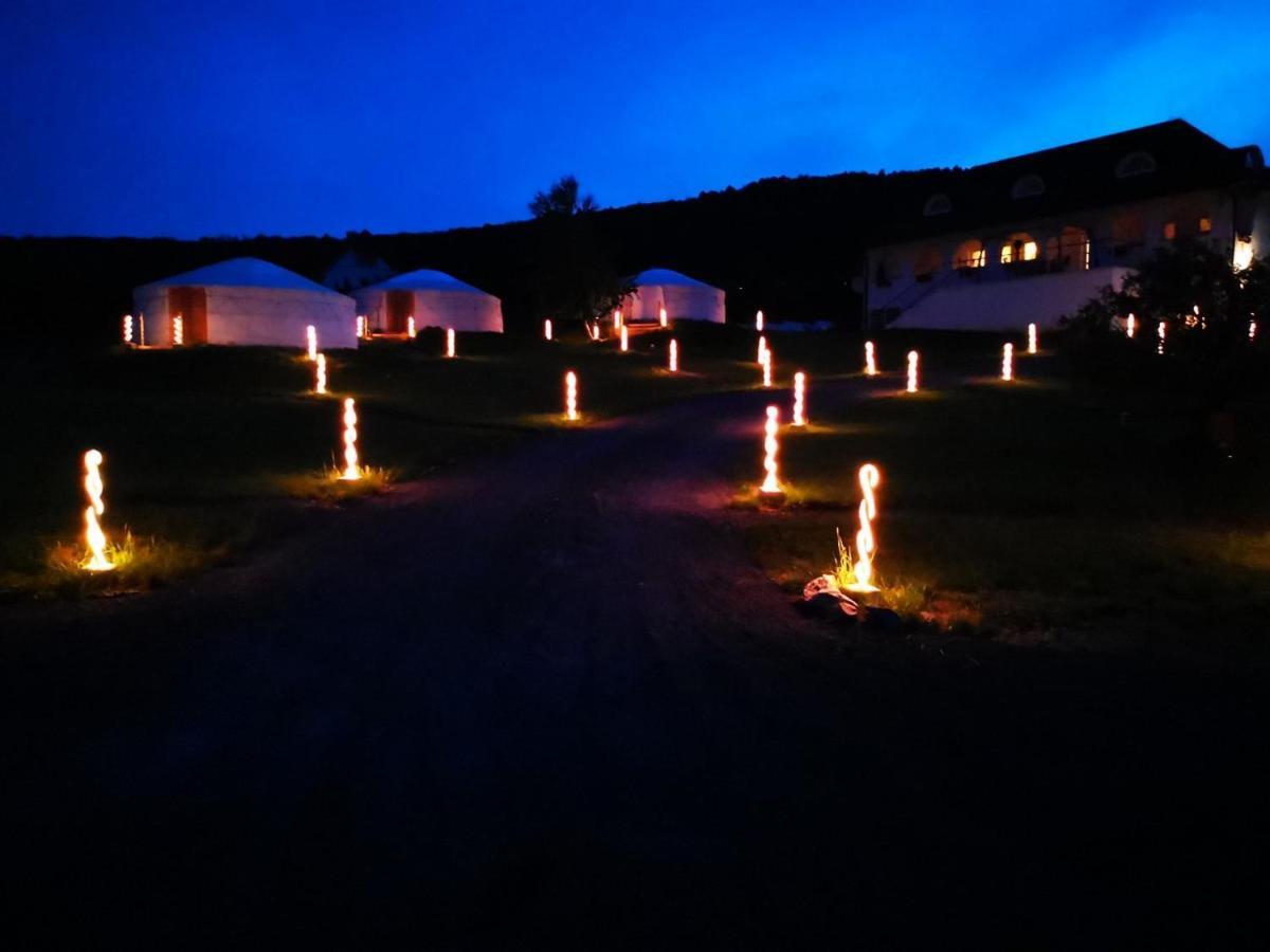 Jurta Hotel Balatongyoeroek Exteriér fotografie